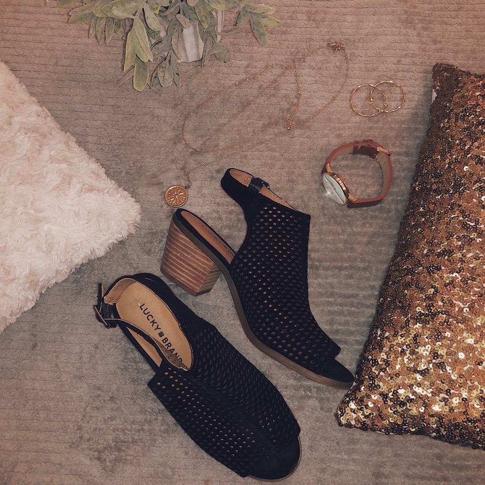 black heeled booties ~